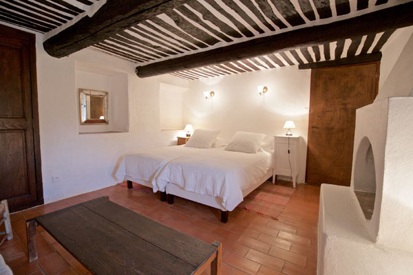 bedroom typical provencal ceiling