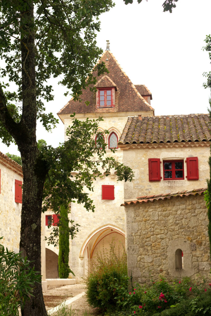 hameau,tour,architecture,authentique,gers,basque rouge,volets